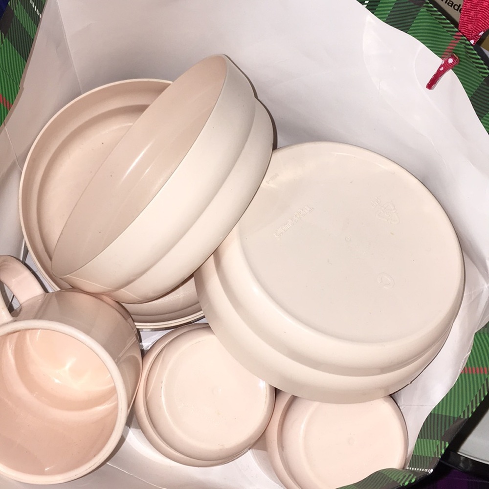 Tupperware Set 4 bowls & cups